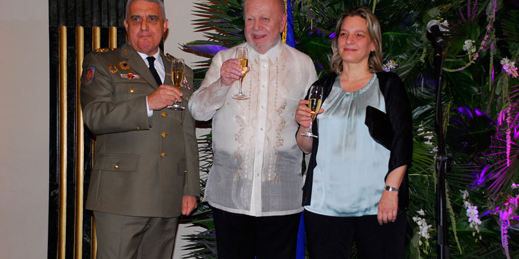 El embajador brinda con las autoridades españolas que asistieron a la recepción.