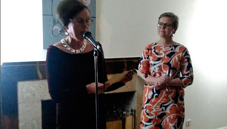 La embajadora Tiina Jortikka-Laitinen se dirige a los invitados en presencia de la ministra de Medio Ambiente, Krista Mikkonen.