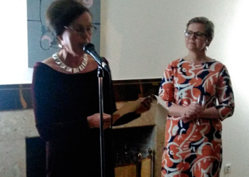 La embajadora Tiina Jortikka-Laitinen se dirige a los invitados en presencia de la ministra de Medio Ambiente, Krista Mikkonen.