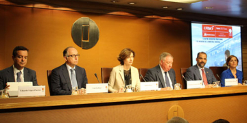De izda. a dcha.: Eduardo López-Puertas, director general de IFEMA; Luis Gallego, presidente de FITUR; Isabel Oliver, secretaria de estado de Turismo; Clemente González Soler, presidente ejecutivo de IFEMA; Olivo Rodríguez Huerta, embajador de República Dominicana, y Ana Larrañaga, directora de Negocio de FITUR.
