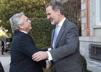 Sánchez promete a Fernández el apoyo de España en la renegociación de la deuda