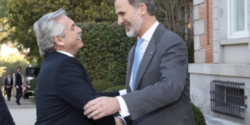 Sánchez promete a Fernández el apoyo de España en la renegociación de la deuda