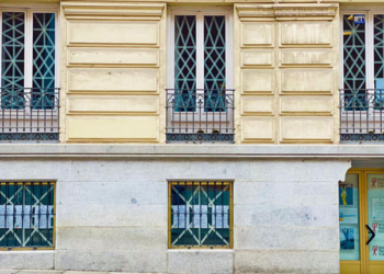 Fachada del Instituto Polaco de Cultura de Madrid en solidaridad con Ucrania./ Foto: Gabriela Słowińska