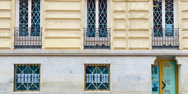 Fachada del Instituto Polaco de Cultura de Madrid en solidaridad con Ucrania./ Foto: Gabriela Słowińska