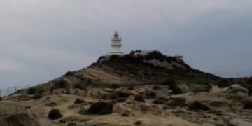 Un sol perezoso corona el faro del cabo de las Huertas en Alicante