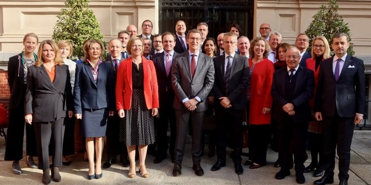 Feijóo se reúne con los embajadores de países de la UE