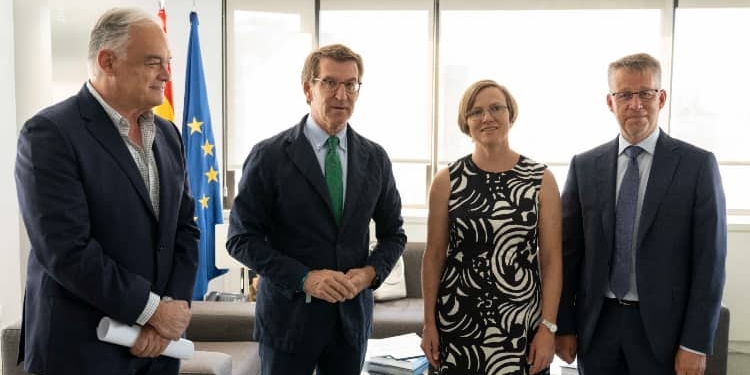 Feijóo garantiza a los embajadores de Suecia y Finlandia el apoyo del PP a su ingreso en la OTAN