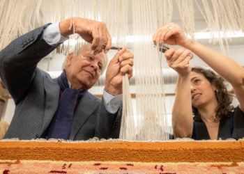 Felipe González apadrina a la primera artista residente de la Real Fábrica de Tapices