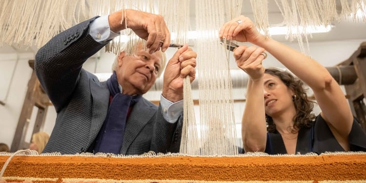 Felipe González apadrina a la primera artista residente de la Real Fábrica de Tapices