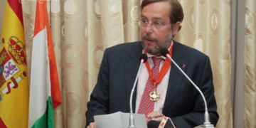 Fernando Morán sustituirá a Santiago Cabanas como embajador en Argelia