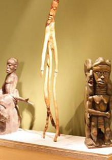 El bosque guineano de Fernando Nguema en el Museo Antropológico