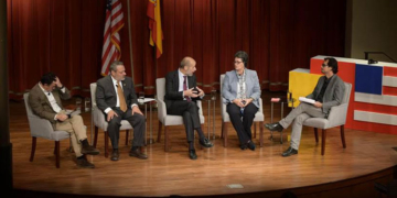 De izquierda a derecha: Xabier Viteri, Director de Negocio de Renovables de Iberdrola, James Jackson, Presidente de Clean Energy Business Network, José Domínguez, Secretario de Estado de Energía, Alison Silverstein, consultora independiente, y José Ignacio Torreblanca./ Foto: Foro España-EEUU