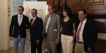 El embajador checo junto con los organizadores del acto. / Foto: AC