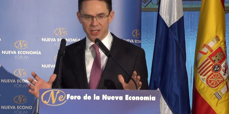 El comisario europeo, durante su intervención.