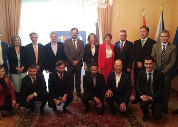 Los premiados posaron junto al embajador de Chequia, Ivan Jancarek, junto con (en el centro de izda. a dcha.) Fidel Jiménez de Parga, director general de Skoda España; Vladimir Bärtl, secretario de Estado del ministerio de Industria y comercio Checo, y Xiana M. Méndez, secretaria de Estado de Comercio española. /Foto: JDL.