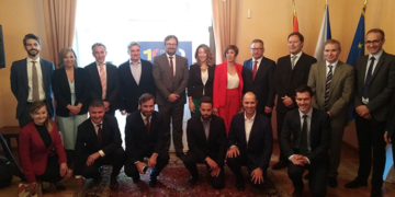 Los premiados posaron junto al embajador de Chequia, Ivan Jancarek, junto con (en el centro de izda. a dcha.) Fidel Jiménez de Parga, director general de Skoda España; Vladimir Bärtl, secretario de Estado del ministerio de Industria y comercio Checo, y Xiana M. Méndez, secretaria de Estado de Comercio española. /Foto: JDL.