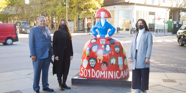 El embajador Juan Bolívar preside la instalación de la Menina dominicana en Madrid