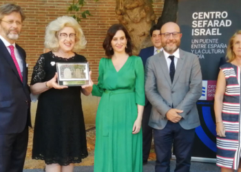 El director del Centro Sefarad-Israel, Miguel de Lucas; la embajadora de Polonia, Marzenna Adamczyk con la “Corona de Esther”; la presidenta de la Comunidad de Madrid, Isabel Díaz Ayuso; el concejal del Distrito Centro de Madrid, José Fernández, y Aurora Mejía, directora general de Europa Occidental, Central y Sudeste de Europa.