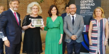 El director del Centro Sefarad-Israel, Miguel de Lucas; la embajadora de Polonia, Marzenna Adamczyk con la “Corona de Esther”; la presidenta de la Comunidad de Madrid, Isabel Díaz Ayuso; el concejal del Distrito Centro de Madrid, José Fernández, y Aurora Mejía, directora general de Europa Occidental, Central y Sudeste de Europa.