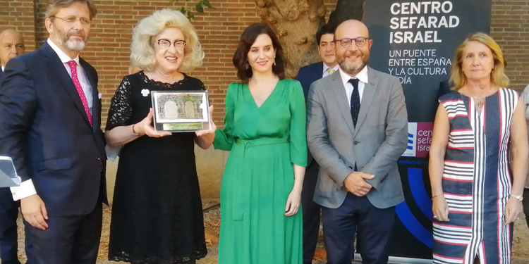 El director del Centro Sefarad-Israel, Miguel de Lucas; la embajadora de Polonia, Marzenna Adamczyk con la “Corona de Esther”; la presidenta de la Comunidad de Madrid, Isabel Díaz Ayuso; el concejal del Distrito Centro de Madrid, José Fernández, y Aurora Mejía, directora general de Europa Occidental, Central y Sudeste de Europa.