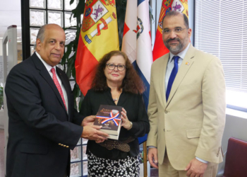 La Embajada Dominicana dona más de 100 libros a la biblioteca de AECID