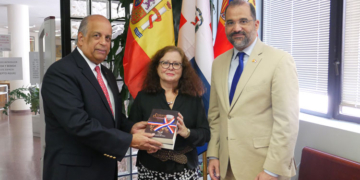 La Embajada Dominicana dona más de 100 libros a la biblioteca de AECID