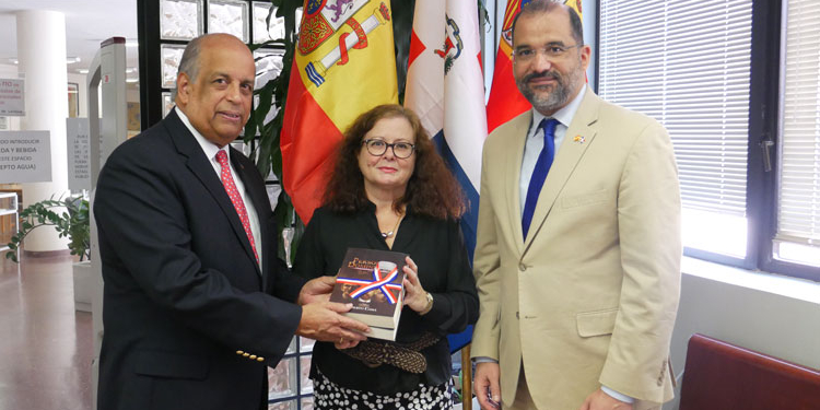 La Embajada Dominicana dona más de 100 libros a la biblioteca de AECID