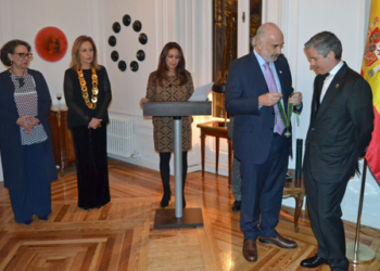 El diplomático Gonzalo Fournier recibe la Orden de San Carlos de Colombia