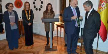 El diplomático Gonzalo Fournier recibe la Orden de San Carlos de Colombia