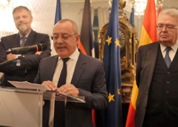 Jean-Michel Casa, durante su intervención, en presencia de Wolfgang Dold y Juan José González Rivas./ Fotos: Embajada de Francia