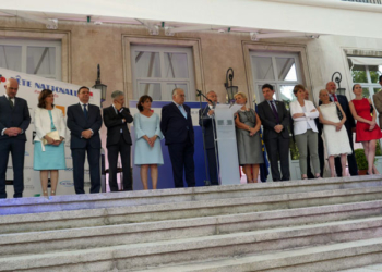 Las autoridades francesas y españolas, durante la interpretación de los himnos nacionales./ Fotos: Embajada de Francia/AR