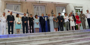 Las autoridades francesas y españolas, durante la interpretación de los himnos nacionales./ Fotos: Embajada de Francia/AR