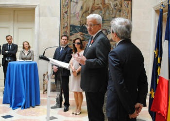 El embajador de Francia impone a Ildefonso Castro la Legión de Honor