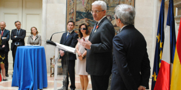 El embajador de Francia impone a Ildefonso Castro la Legión de Honor