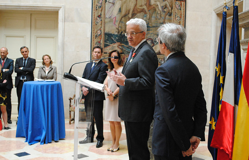 El embajador de Francia impone a Ildefonso Castro la Legión de Honor