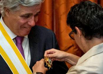 La ministra impone la condecoración a Francisco Bustillo./ Foto: Exteriores