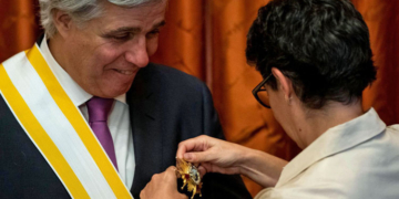 La ministra impone la condecoración a Francisco Bustillo./ Foto: Exteriores