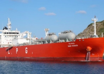 La Policía gibraltareña imputa al capitán del Gas Venus tras el vertido de fuel