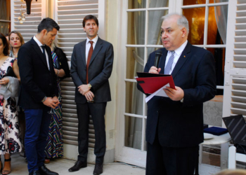 El embajador Chris Lazaris se dirige a los invitados./ Fotos: AR