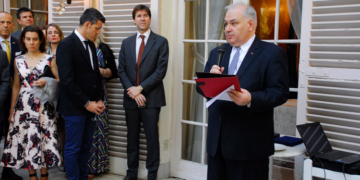 El embajador Chris Lazaris se dirige a los invitados./ Fotos: AR