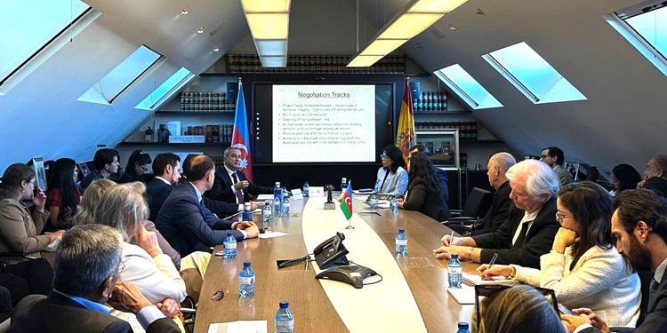 Mesa redonda sobre la geopolítica, energía y conectividad de Azerbaiyán