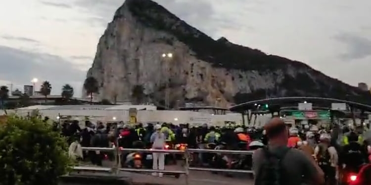 Largas colas en la Verja, tras estrechar Gibraltar el paso para trabajadores transfronterizos