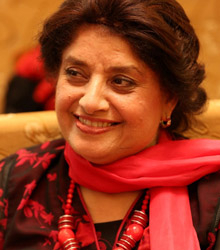 Gogi, el personaje de la pakistaní Nigar Nazar, visita Alcalá de Henares