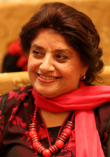 Gogi, el personaje de la pakistaní Nigar Nazar, visita Alcalá de Henares