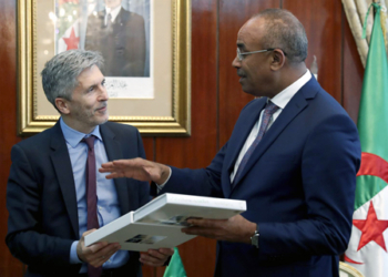 Borrell busca equilibrar la relación con el Magreb con un viaje a Argelia