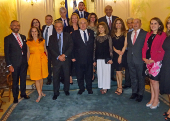 El embajador griego, con los asistentes al acto.