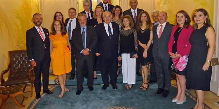 El embajador griego, con los asistentes al acto.