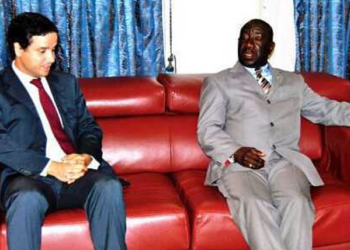 Gregorio Boho Camo (Presidente de la Cámara de Comercio de Bioko) y Christian Garma, ex-consejero Económico y Comercial de la Oficina Comercial de España en Guinea Ecuatorial, en una imagen de archivo./ Foto: Guinea Infomarket