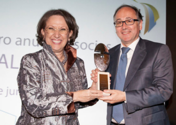 CEAL Ibérico premia a Iberia por sus 70 años de vuelos a América Latina