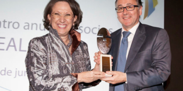CEAL Ibérico premia a Iberia por sus 70 años de vuelos a América Latina